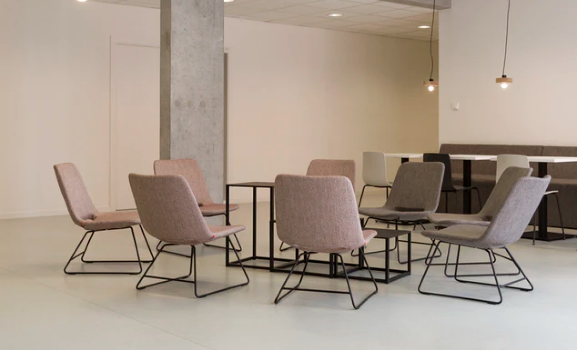 Aufenthaltsraum in Beigetönen gehalten